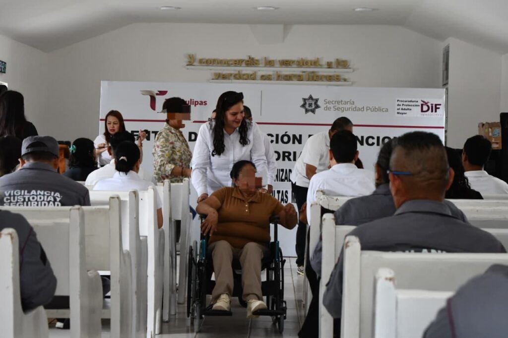 Dona DIF Tamaulipas silla de ruedas a adulta mayor con discapacidad en el CEDES Victoria