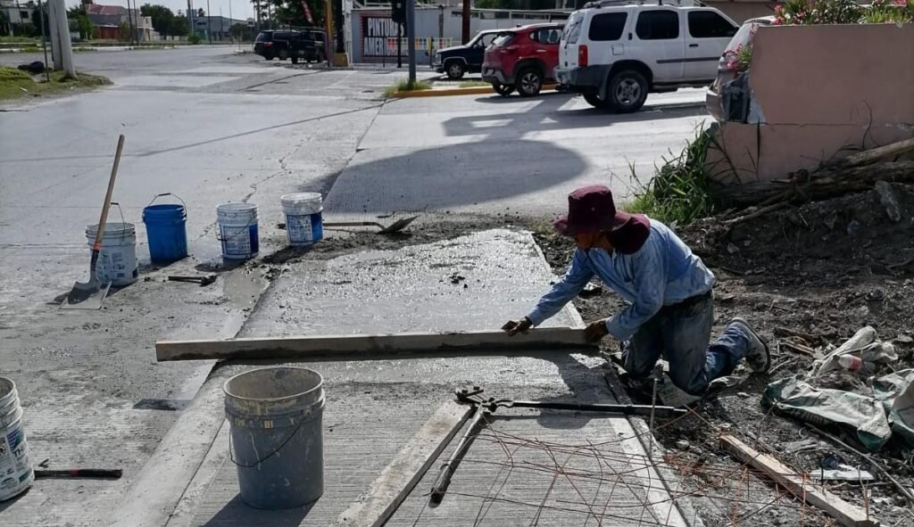 Rehabilita Gobierno de Reynosa banqueta peatonal en Calle Cuarta de la colonia Ribereña