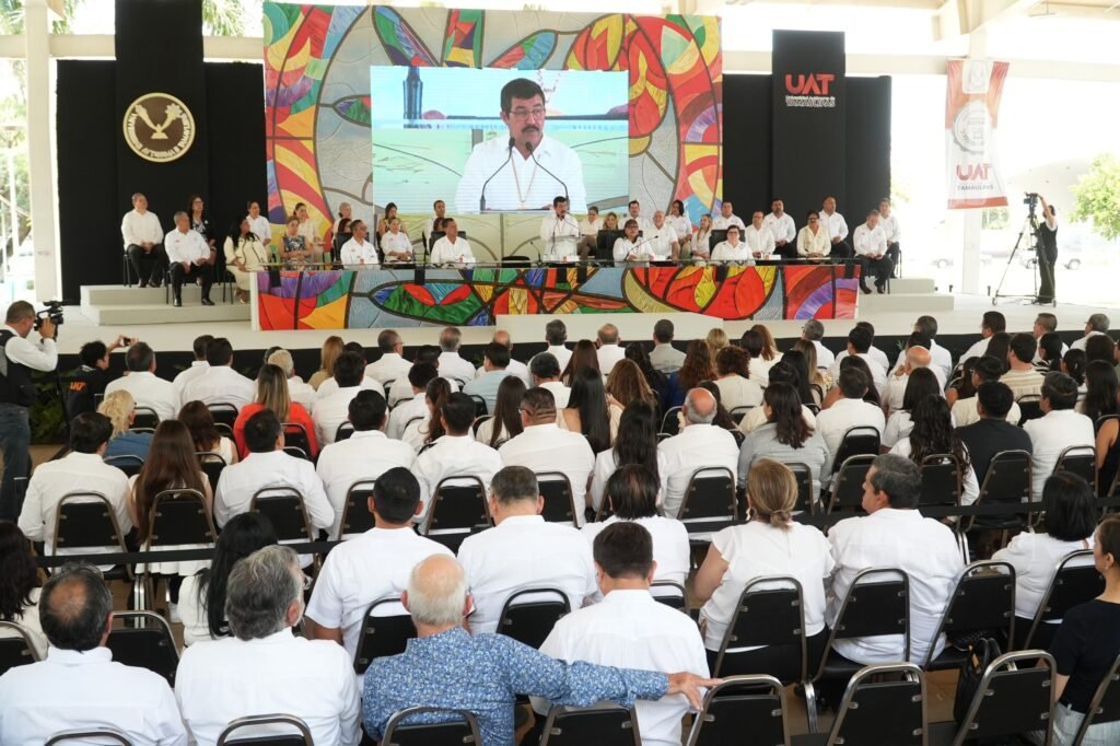 En homenaje solemne reconoce la UAT trayectoria de 215 docentes