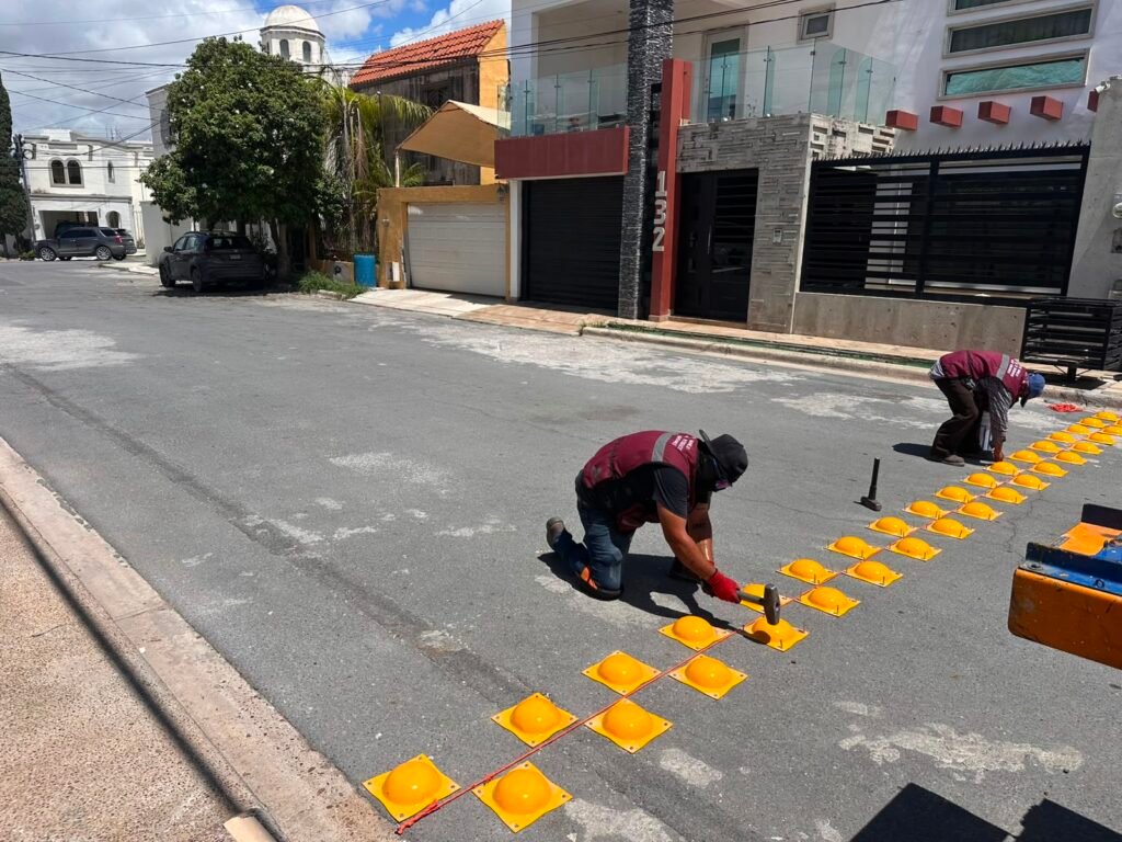 Mejora Gobierno de Carlos Peña Ortiz seguridad vial con instalación de boyas de tráfico