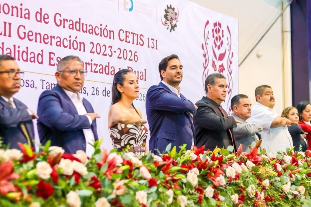 Asistió Carlos Peña Ortiz a Ceremonia de Graduación del CETIS No. 131