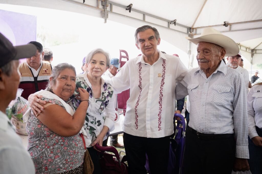 Américo y María de Villarreal llevan apoyos y servicios gratuitos a las familias de Antiguo Morelos