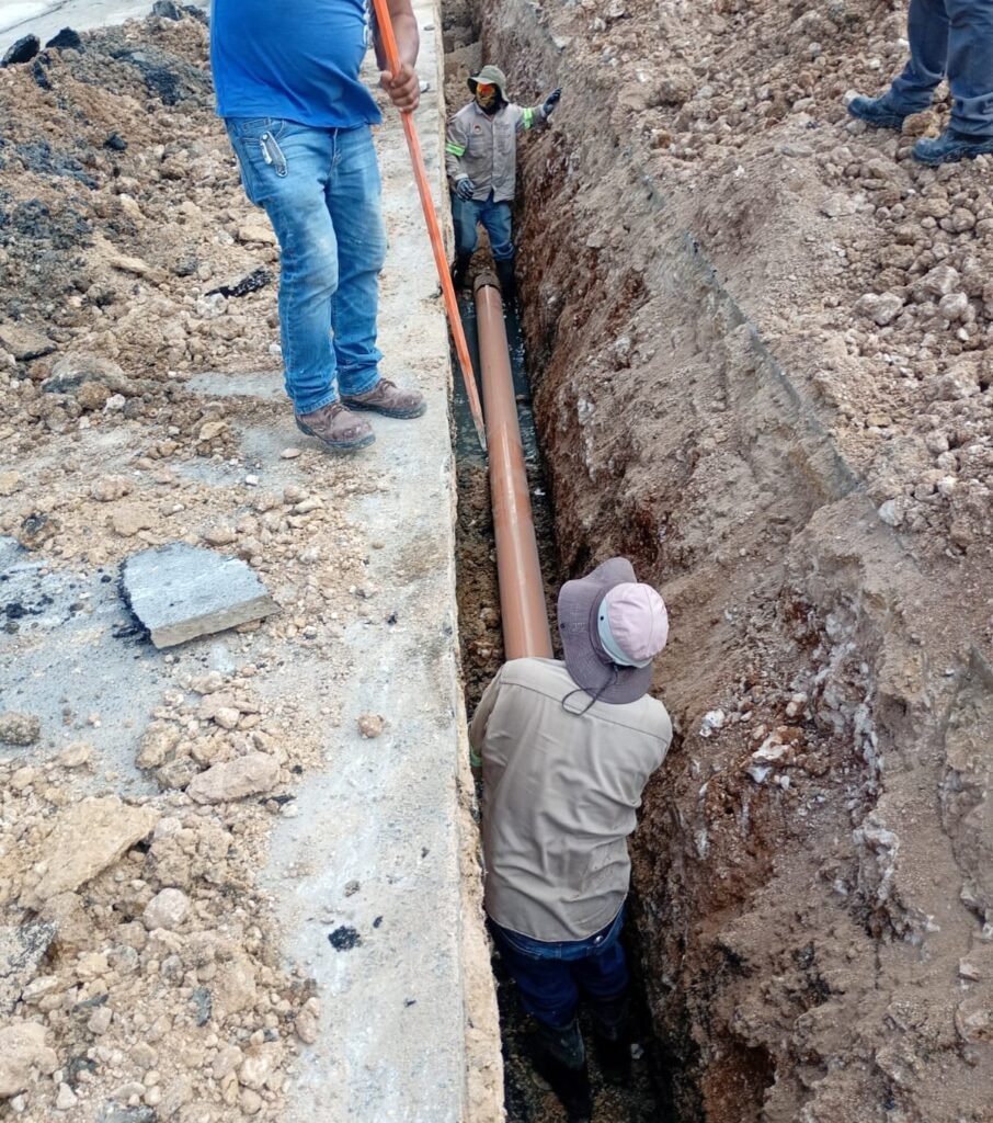 Inició COMAPA rehabilitación de drenaje sanitario en la colonia Longoria