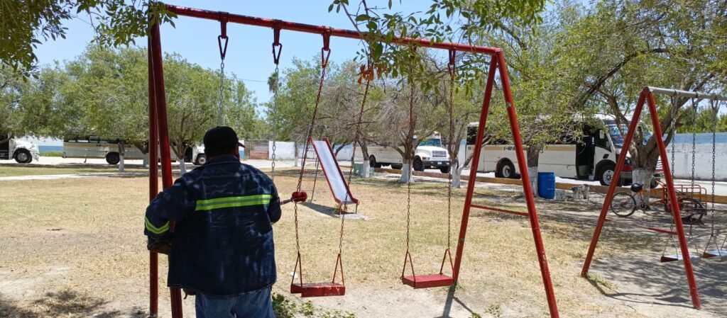 Rehabilita Gobierno de Reynosa juegos infantiles en la colonia Almaguer