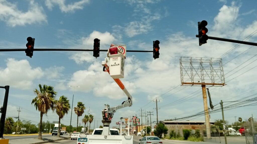 Trabaja Servicios Públicos de Reynosa en mantenimiento de semáforos y señalización vial