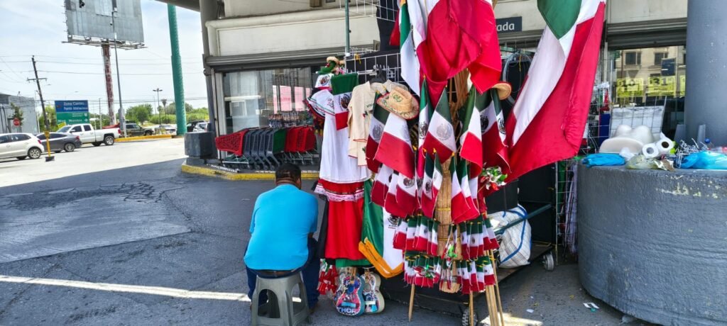 Empieza la venta callejera de adornos patrios