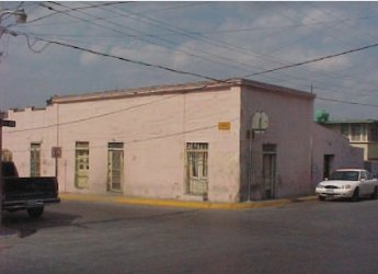 Tiene más de cien años la casa que está en proceso de demolición