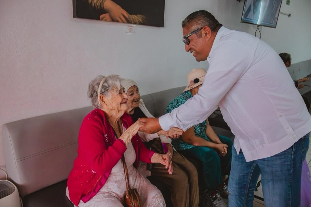 En el marco del día de las personas adultas mayores, el Arqui Eduardo López refrenda su compromiso en visita a la casa hogar.