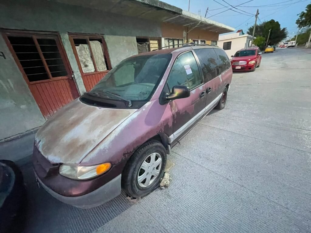 Vigila Dirección de Medio Ambiente permanencia de vehículos abandonados en vía pública