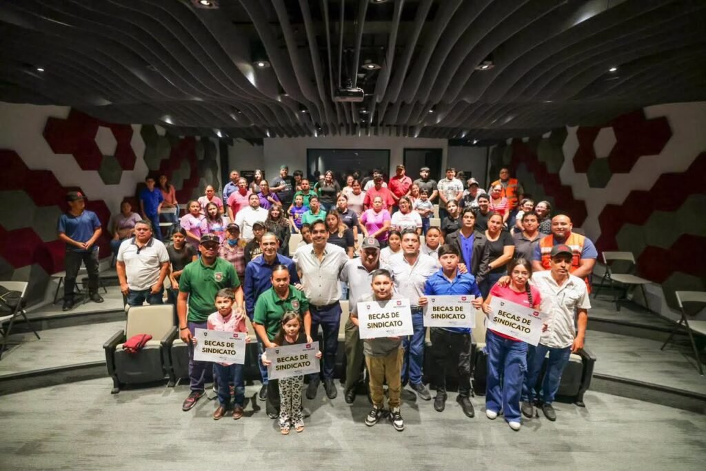 Entregó Carlos Peña Ortiz Becas a hijos de trabajadores sindicalizados