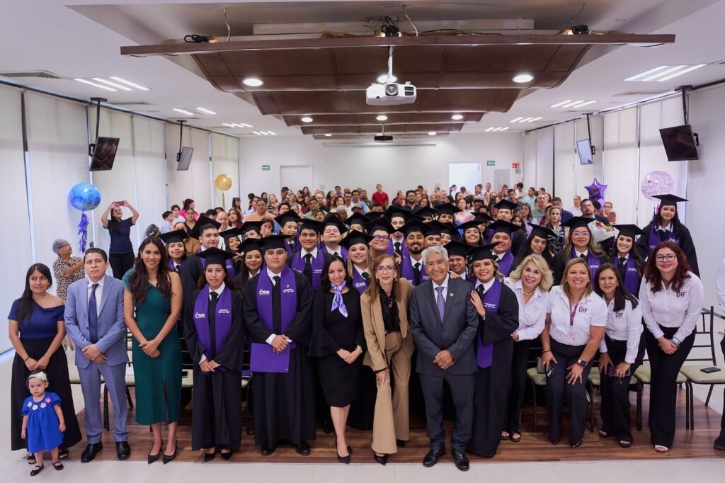 CREE del DIF Tamaulipas gradúa a 32 profesionales de la rehabilitación