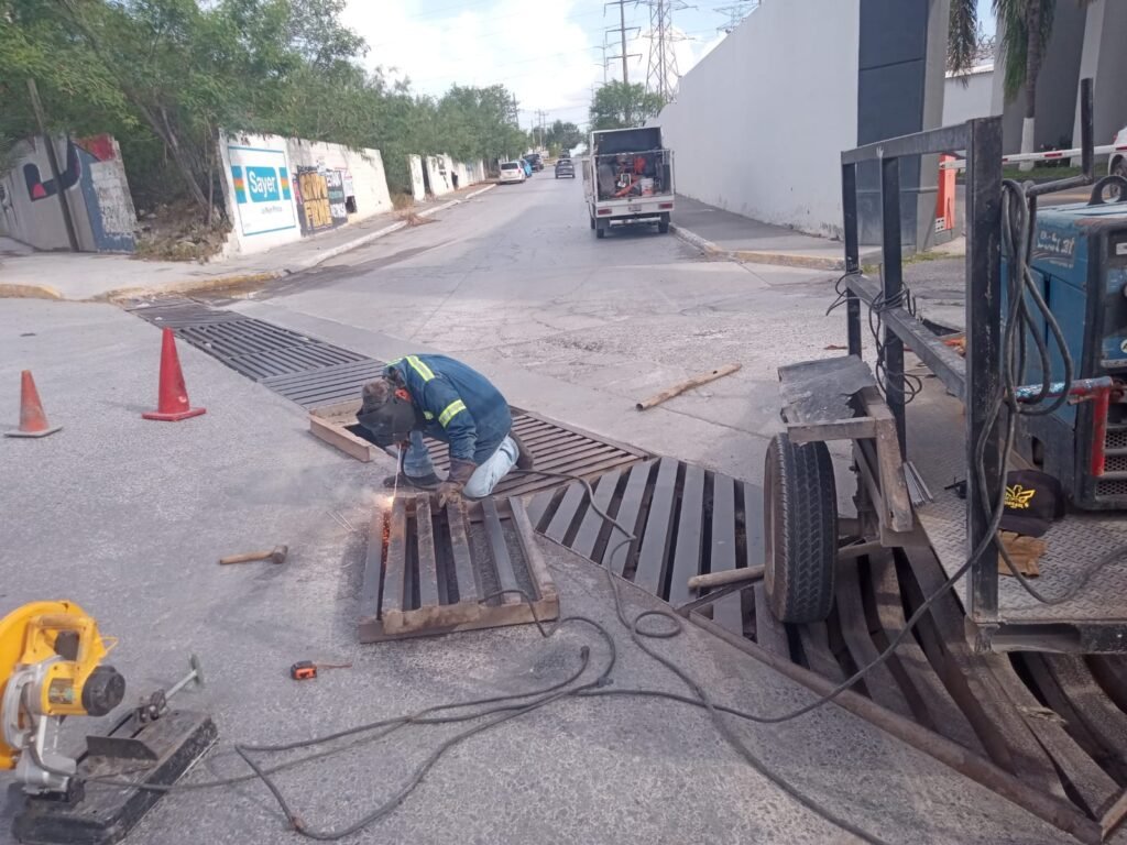 Reparó Servicios Públicos rejilla pluvial en carretera Reynosa a Río Bravo