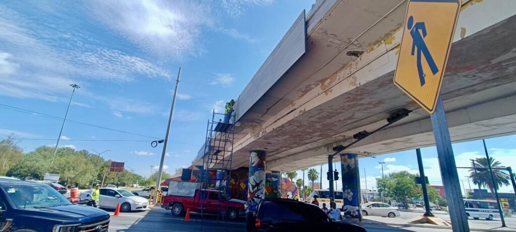 Aviso de área restringida bajo el puente Álvaro Obregón en bulevar Morelos