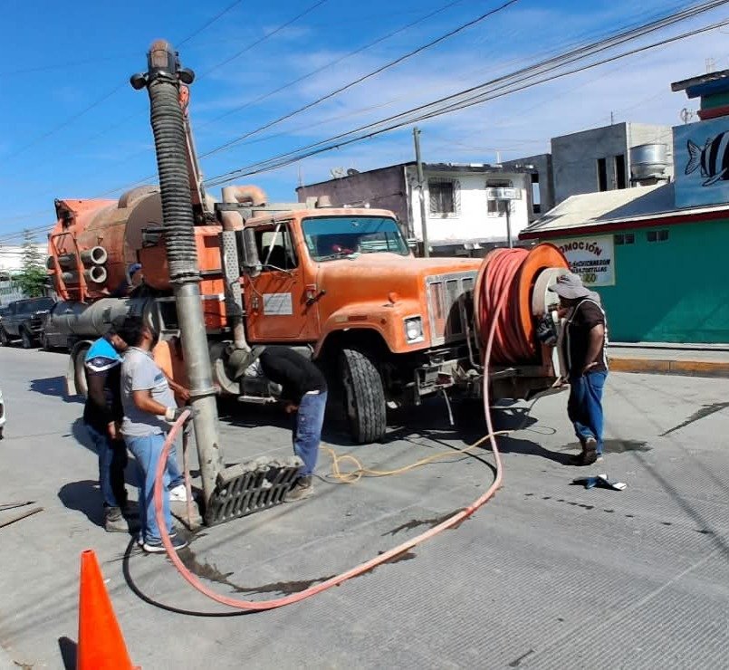 Da mantenimiento COMAPA a infraestructura pluvial en Fracc. Reynosa