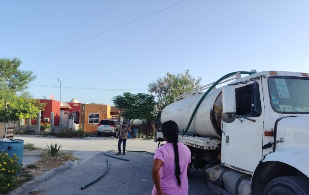 Abastecen de agua potable a familias por temporada de extremo calor en Reynosa