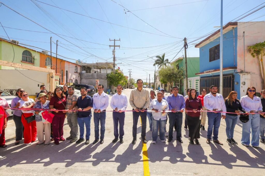 Inauguró Carlos Peña Ortiz pavimentación hidráulica de calle Industriales en Lomas del Villar