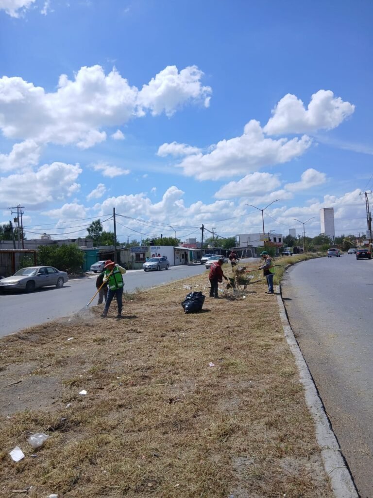 Realizó Servicios Públicos limpieza en avenida principal de Hacienda Las Bugambilias