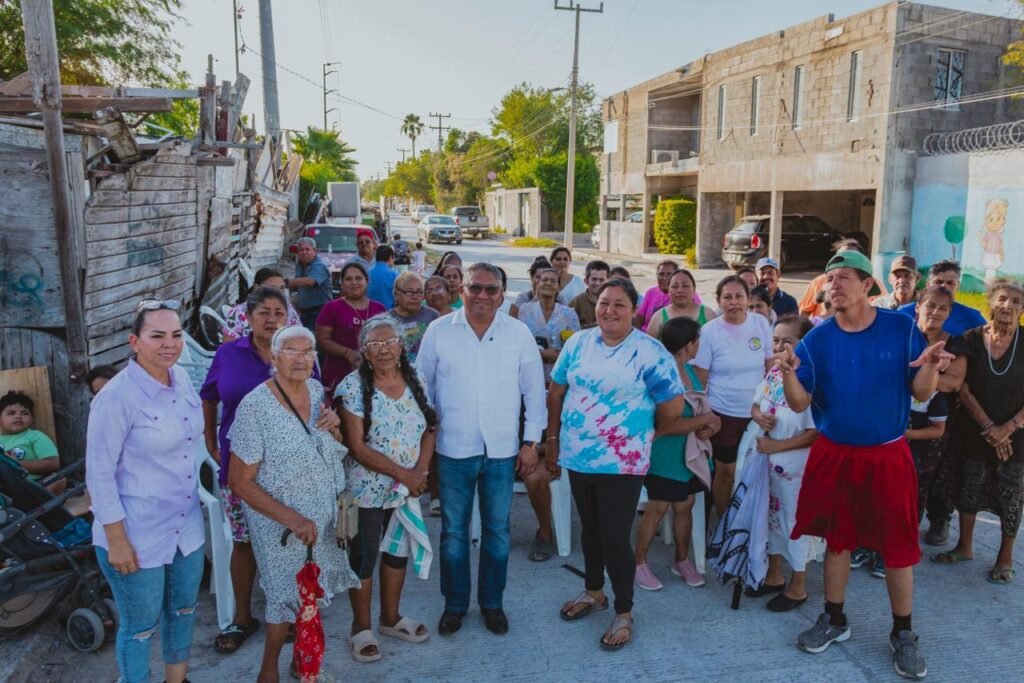 Eduardo López Arias dialoga con vecinos de Praderas sobre avances y necesidades de la colonia