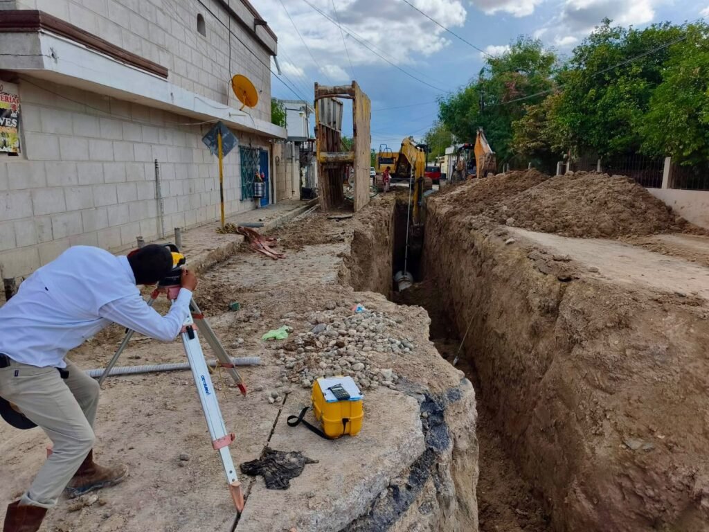 Continúa construcción de colector de alcantarillado en calle Mar Rojo