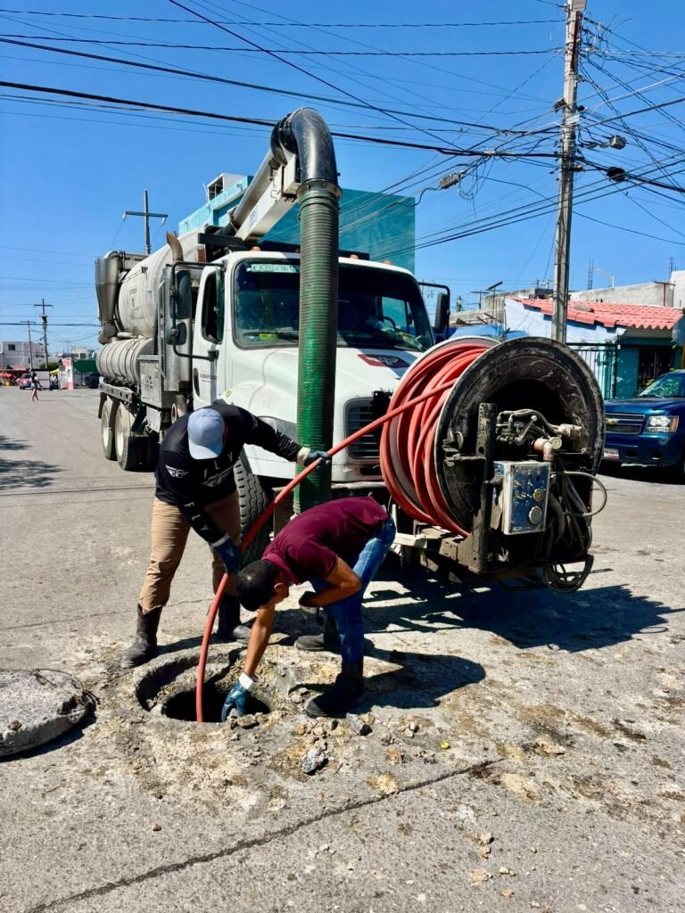 Atiende Obras Públicas reportes ciudadanos con equipo Vactor en distintos sectores de Reynosa