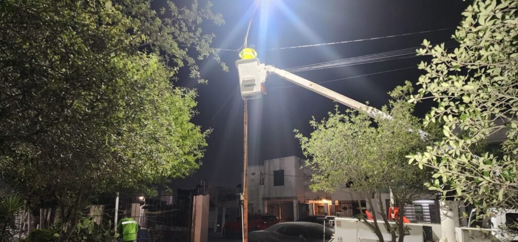 Iluminó Servicios Públicos plaza de Fuentes Lomas