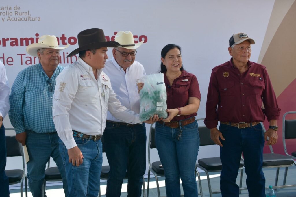 Acerca Tamaulipas ejemplares de alta calidad genética a ganaderos de El Mante