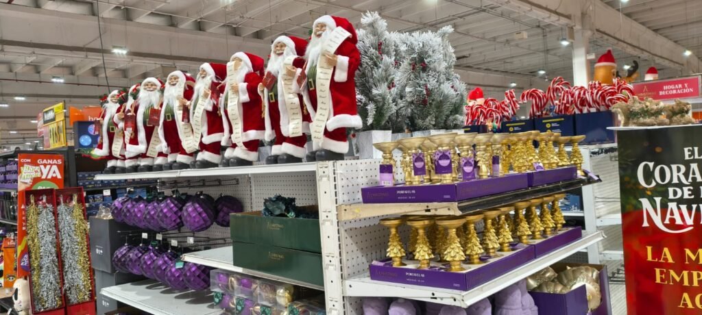 Sacan a los anaqueles artículos navideños