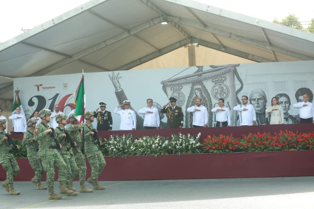 Américo presidió el desfile cívico-militar por el 216 aniversario de la Independencia de México