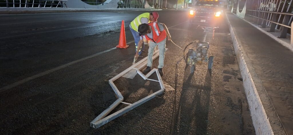 Rehabilitó Servicios Públicos de Reynosa señalización horizontal en lateral del canal Anzaldúas