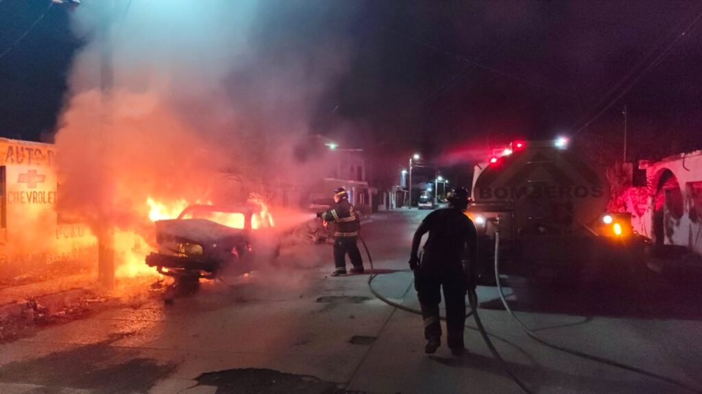Sofocó PCyB incendio de vehículo en la colonia Benito Juárez