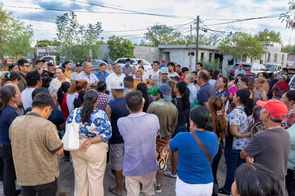 Escucha el Arqui Eduardo López Arias necesidades de vecinos de la colonia Arboledas