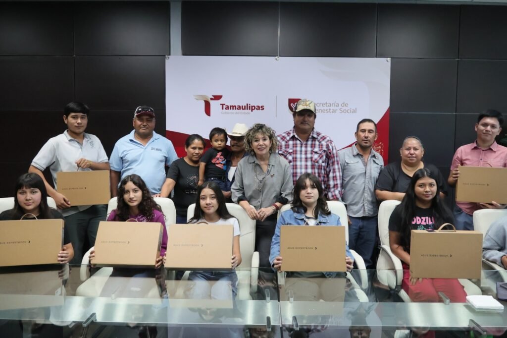 Entregó SEBIEN computadoras a estudiantes