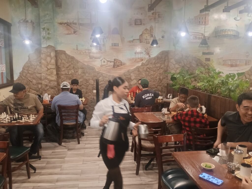 Hasta coreanos van a jugar ajedrez al Tip’s