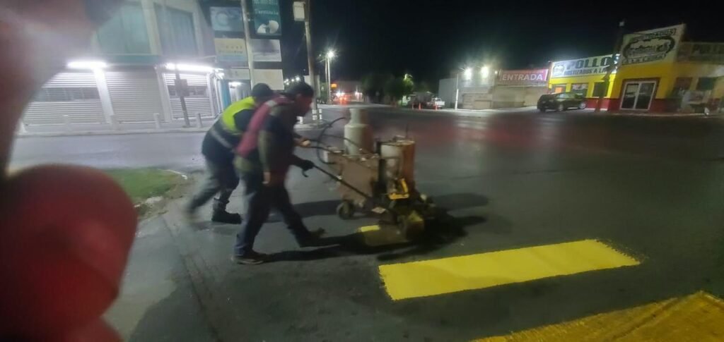Continuó Servicios Públicos de Reynosa pintura de cruce peatonal en bulevar Del Maestro