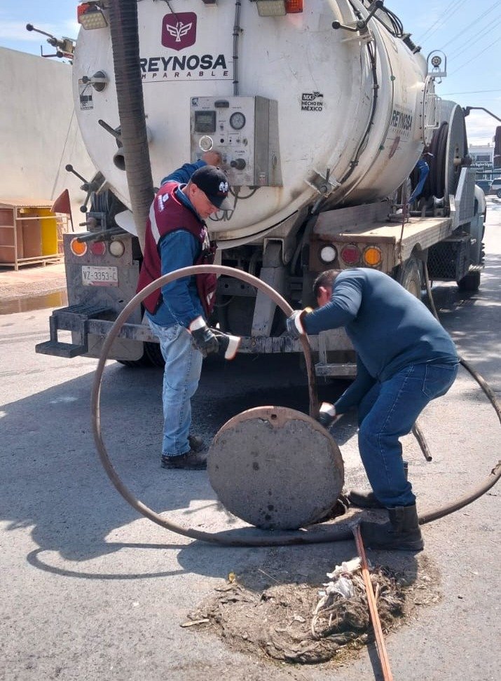 Da mantenimiento COMAPA a red sanitaria en el sector Granjas