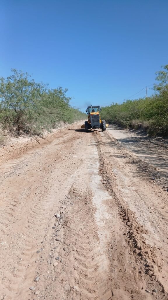Aplican revestimiento para mejorar vialidades en ejido
