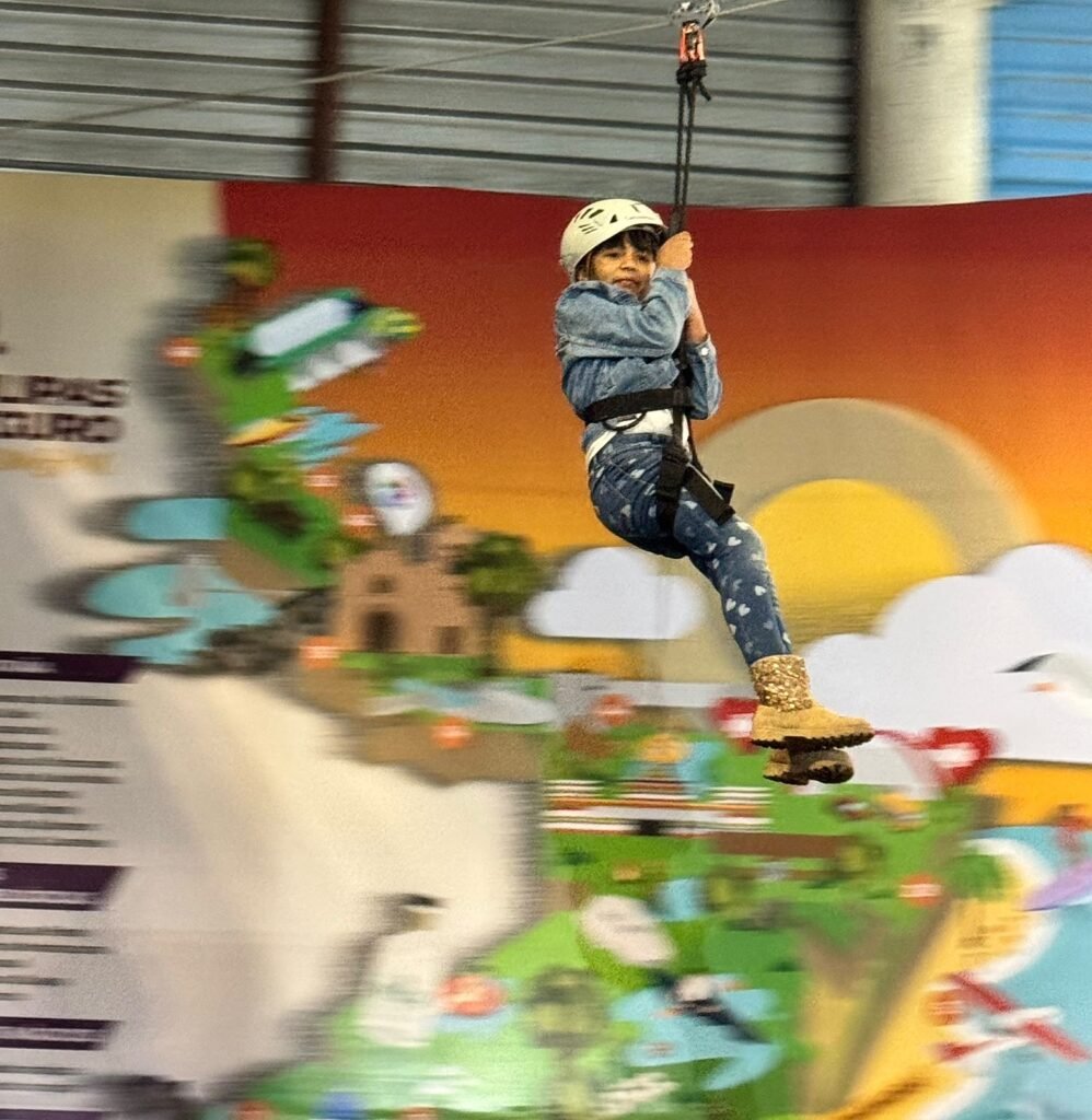 Disfrutan niñas y niños aventuras en el stand de la Secretaría de Turismo