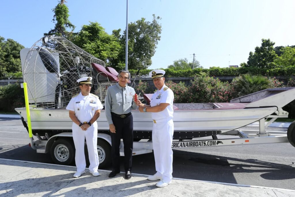 Entrega Américo aerodeslizador a la SEMAR para labores de vigilancia y rescate