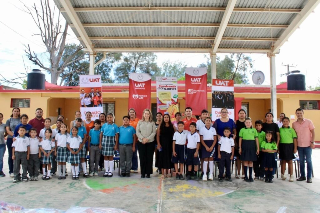 Entrega Familia UAT útiles escolares en primarias de Ciudad Victoria y Güémez