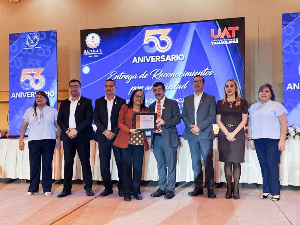 Reconoce Dámaso Anaya a trabajadores universitarios en el 53 Aniversario del SUTUAT