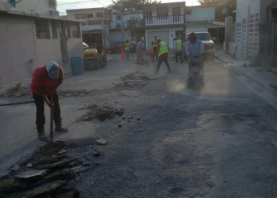 Realiza Servicios Públicos de Reynosa bacheo en calle Atenas de La Cañada