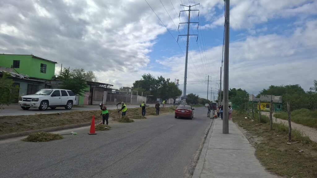 Realiza Gobierno de Reynosa limpieza integral en avenida Las Torres de Valle Modelo