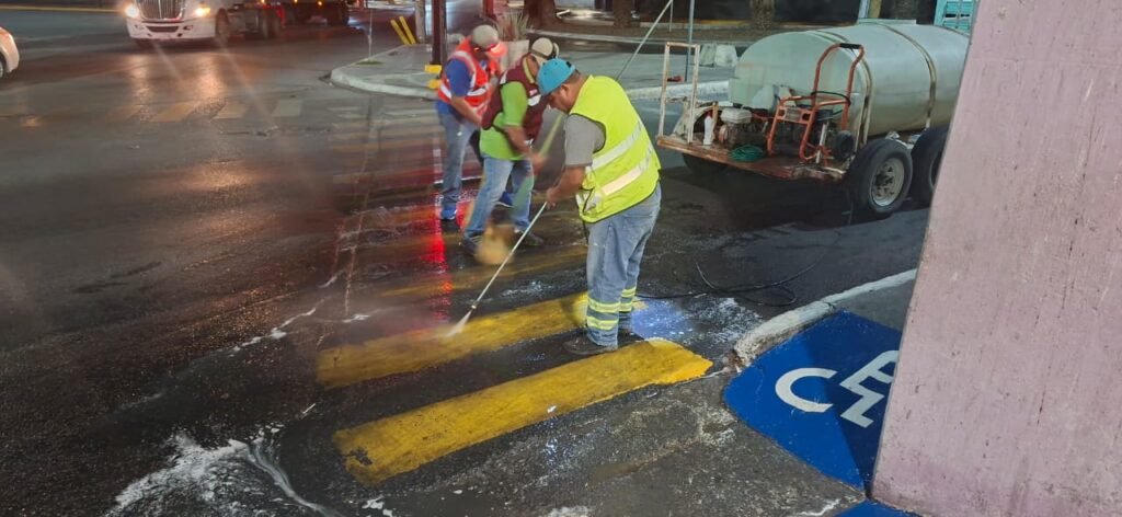 Lavó Servicios Públicos rampas y pasos peatonales del bulevar Hidalgo